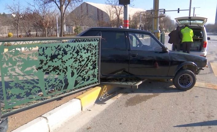 Elazığ’da kontrolünü kaybeden sürücü refüje çıktı