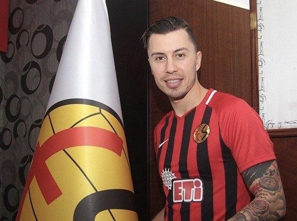 Emre Güral Eskişehirspor’un transfer yasağının kalkması için imza verdi