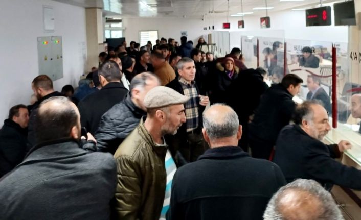 Erzincan’da SGK binasında EYT yoğunluğu