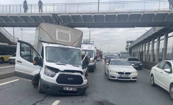 Esenyurt’ta kamyonet şoförü üst geçit direğine çarptı, kamyonetin tekeri yerinden çıktı
