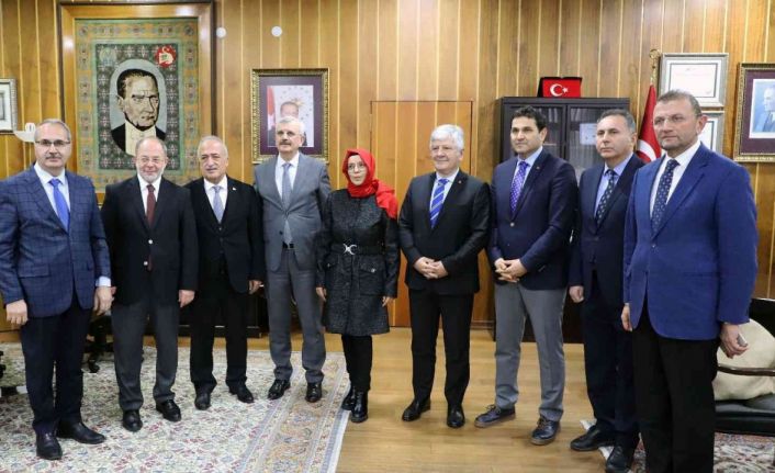 Eski Sağlık Bakanı Akdağ ve beraberindeki heyetten Rektör Çomaklı’ya ziyaret