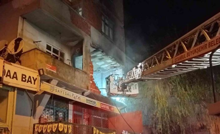 Evi boşaltan kiracı daireyi ateşe verdi, yanan dairede patlama meydana geldi