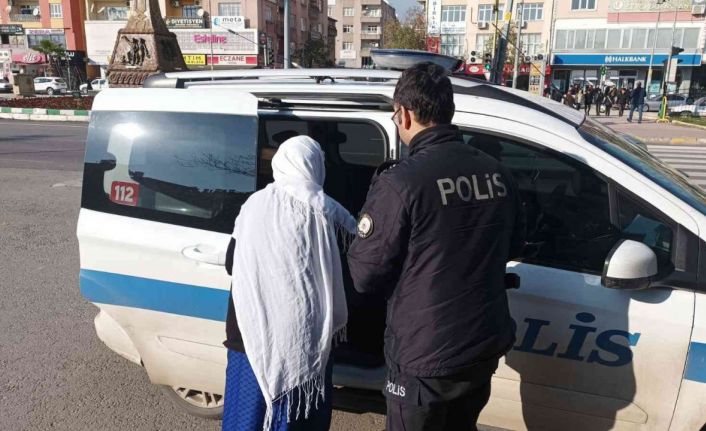 Evinin yolunu unutan yaşlı kadının yardımına polis yetişti