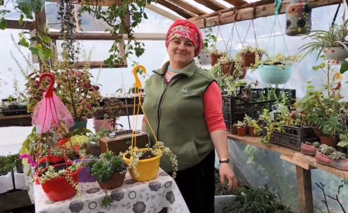 Fedakar anne evinin bahçesinde ürettiği çiçeklerini satarak kızını üniversitede okutuyor