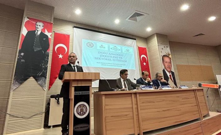 Finans bankacılık bölümü öğrencileri sektör temsilcileri ile panelde bir araya geldiler