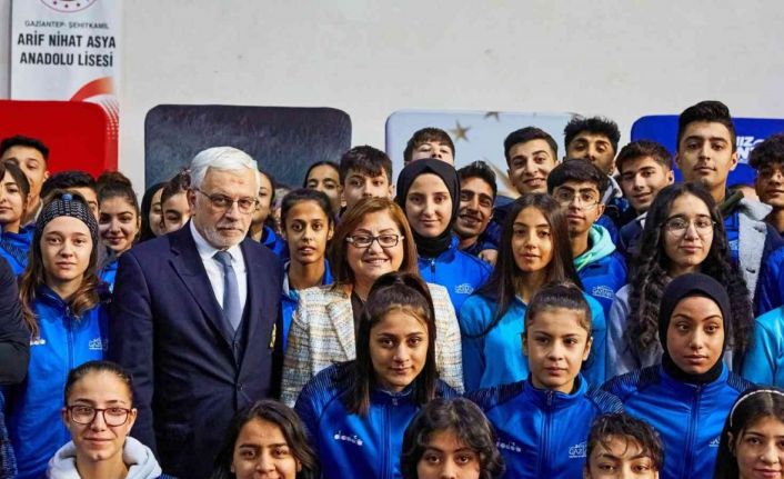 Gaziantep’te lise öğrencilerine eşofman takımı