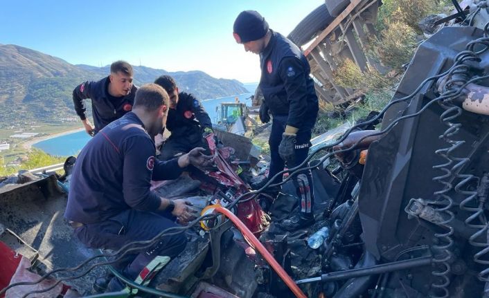 Gazipaşa’da virajı alamayan meyve yüklü tır alt yola uçtu: 1 ölü