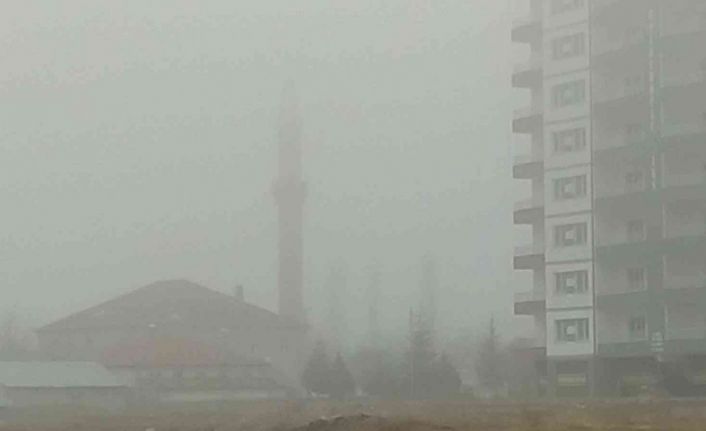 Gemerek’te ekili olan yoğun sis nedeniyle göz gözü görmedi