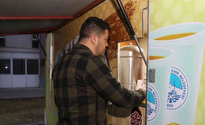 Gençler, Büyükşehir’in ‘bardakta sıcak çorba’ ikramını çok sevdi