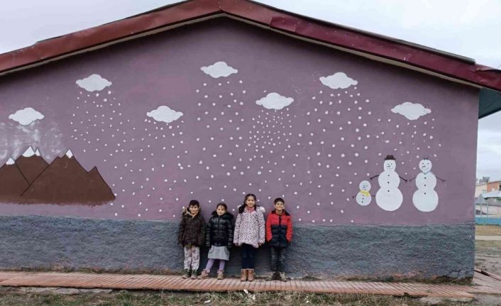 Gönüllü öğrenciler bir araya geldi, köy okulunu adeta masal evine çevirdiler