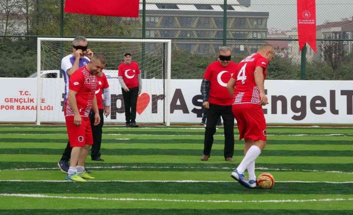 Görme engelli sporcular ile protokol arasında futbol maçı oynandı