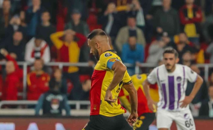 Göz-Göz, direklere takılıyor