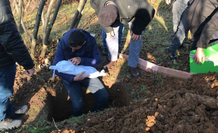 Günün acı en acı haberi: 8 aylık oğlunun kefenini çözüp son kez sevdi