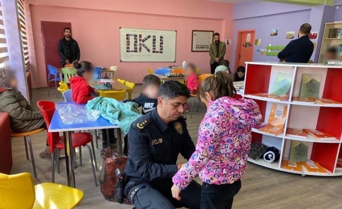 Hakkari polisinden öğrencileri ’ısıtan’ destek