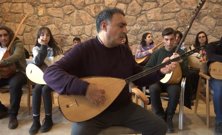 Halk müziği sanatçısı Erzincan, 4 yıldır köy köy gezerek bağlama geleneğini yaşatıyor