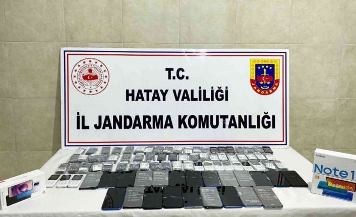 Hatay’da piyasa değeri 1 milyon TL olan kaçak cep telefonları ele geçirildi