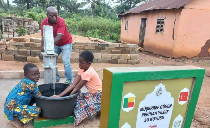 Hayırsever iki kadın emekli maaşlarından biriktirdikleri parayla Afrika’da su kuyusu açtırdı