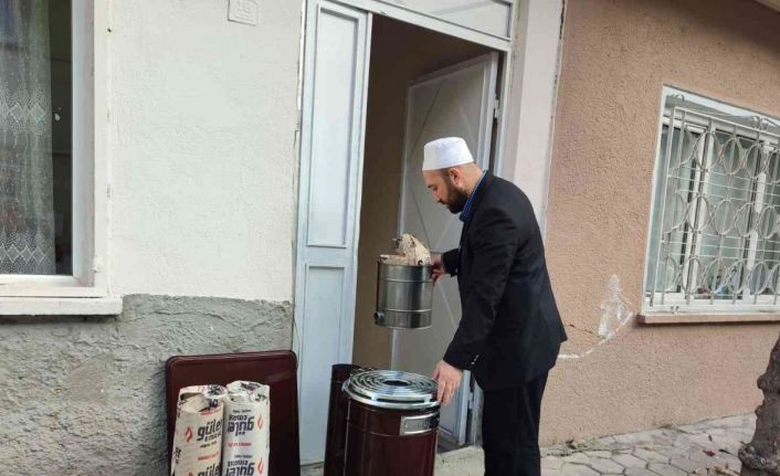 İhtiyaç sahibi ailelere soba ve kömür yardımı yaparak örnek oluyor