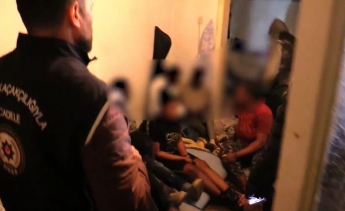 İzmir’de şok evlerine polis baskını: 91 kaçak göçmen ve 5 organizatör yakalandı