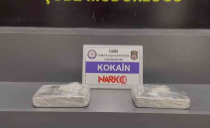 İzmir’e yolcu otobüsü ile 2 kilogram kokain getiren zehir taciri kadın yakayı ele verdi