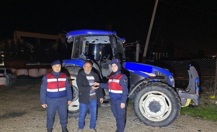 Jandarma, çalınan traktör ve tarım aletini bularak sahibine teslim etti