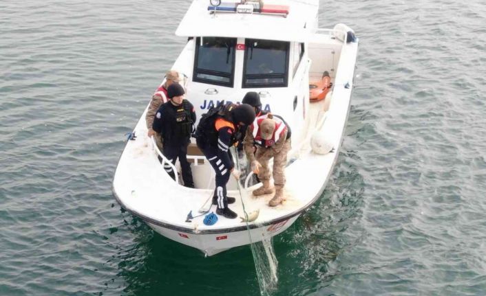 Jandarma ekipleri, kaçak avcıların kullandığı bin 50 metrelik ağı ele geçirdi