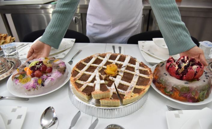 Kadınlar mutfağın püf noktalarını öğreniyor