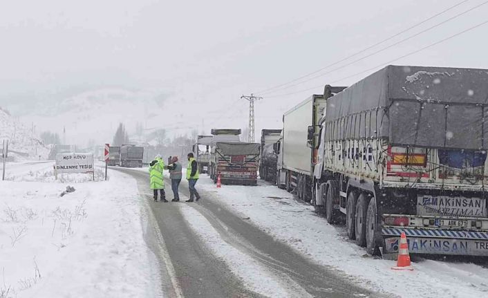 Kar ve tipinin etkili olduğu Kop Dağı güzergahı ağır tonajlı araçlara kapatıldı
