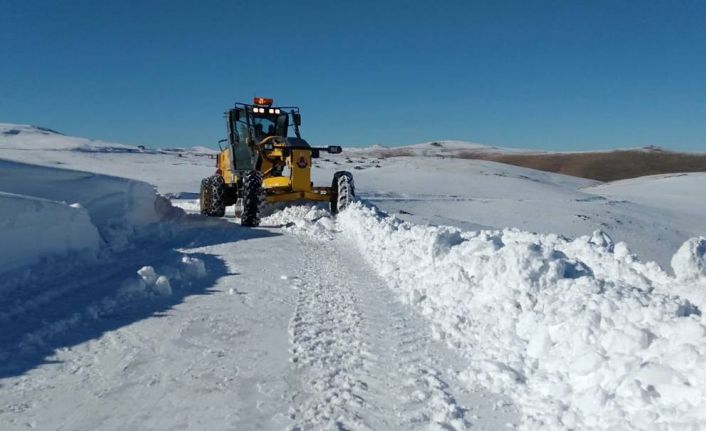 Kardan kapanan yolda mahsur kalan 2 kişi kurtarıldı