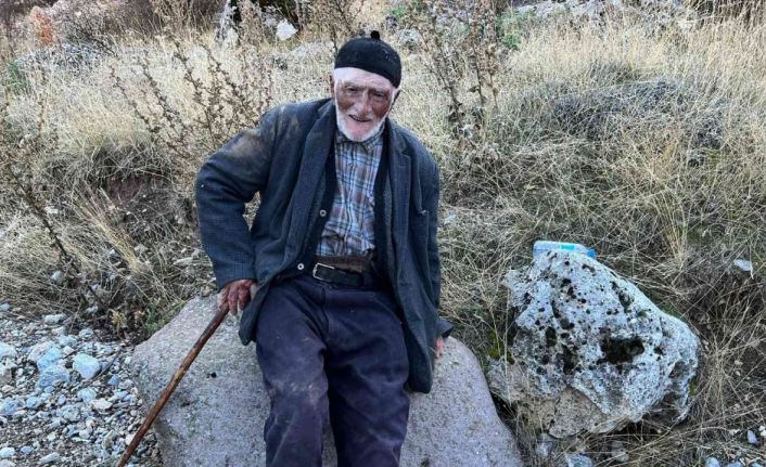 Kaybolan 90 yaşındaki yaşlı adamı jandarma drone ile buldu