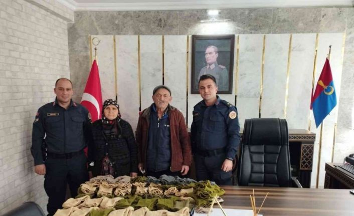 Kezban Teyze Mehmetçik üşümesin diye 50 çift çorap ördü
