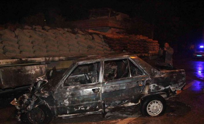 Kilis’te tıra çarpan araç alev alev yandı, otomobildeki 3 kişi son anda kurtuldu