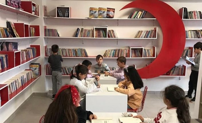 Kızılay’dan okullara kitap yardımı