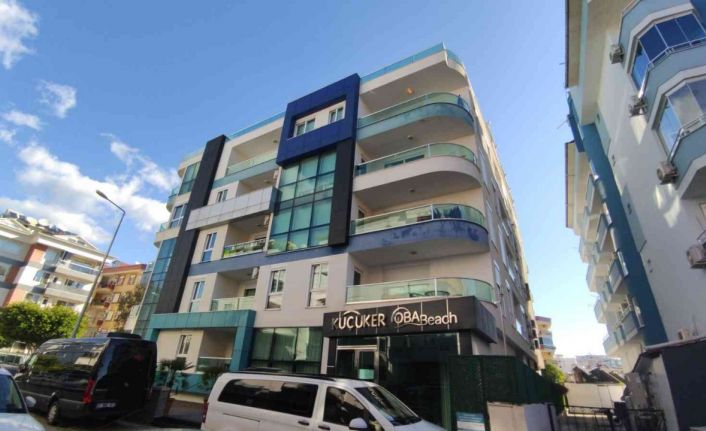 Komşularının duvarlarına tehdit sözleri yazıp dışkı süren kadın sınır dışı edildi