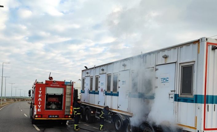 Konteyner taşıyan tırın lastikleri yandı