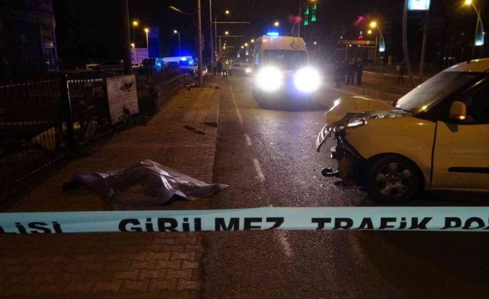 Kontrolden çıkan araç kaldırımda yürüyenlerin arasına daldı: 2 ölü, 1 yaralı