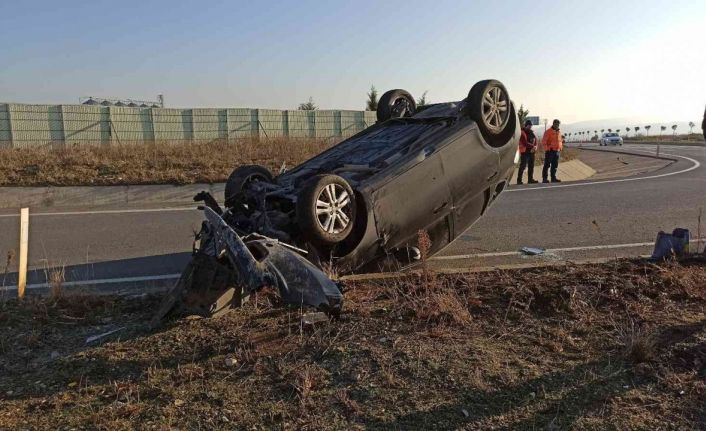 Kontrolden çıkan araç kavşakta devrildi