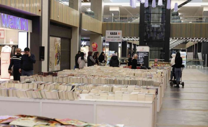 KUMSmall AVM’de ’Kitap ve Hediyelik Eşya Fuarı’ açıldı