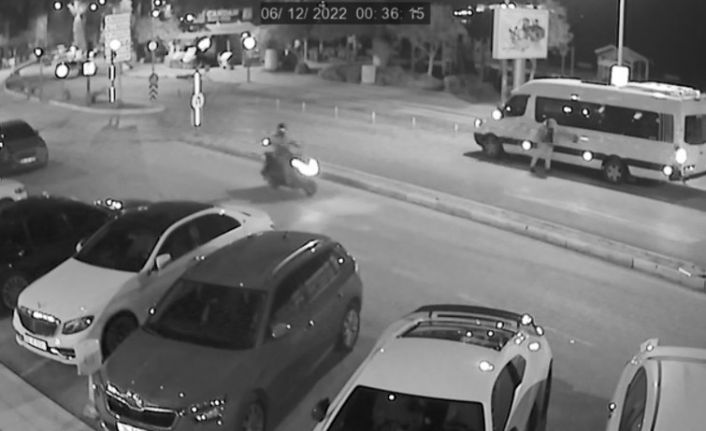 Kuşadası’nda otomobilin kurşunlanması güvenlik kamerasına yansıdı