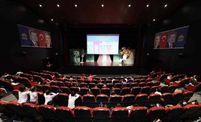 ‘Küsmesin Yıldızlar’ tiyatro oyunu 12 yılda 300 bin çocuğa ulaştı