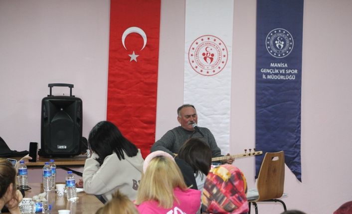 KYK’lı öğrenciler mahalli sanatçı Sami Dinç ile coştu