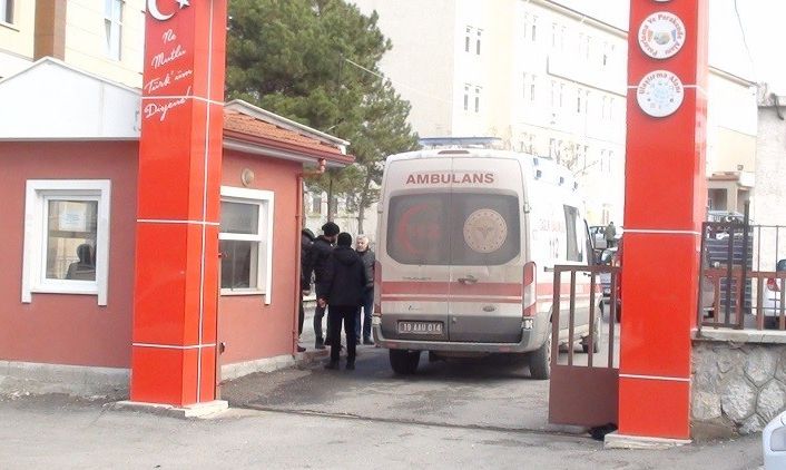 Lise öğrencisi okul önünde bıçaklandı