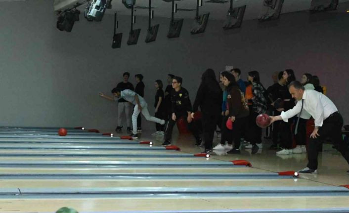 Liseliler bowlingle stres atıyor