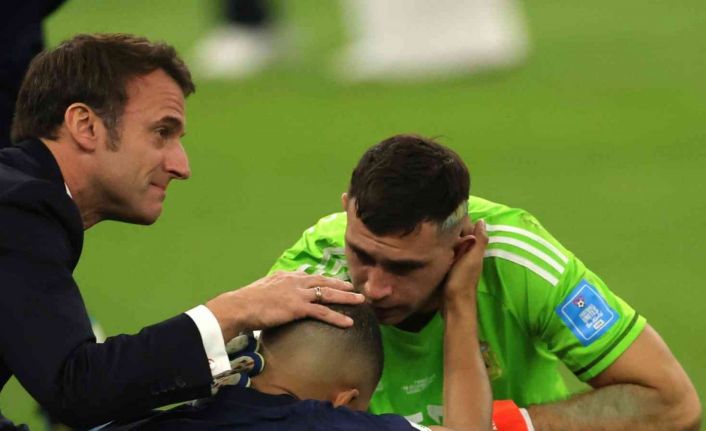 Macron’un, milli takımı teselli etmeye çalıştığı anlar sosyal medyaya damga vurdu