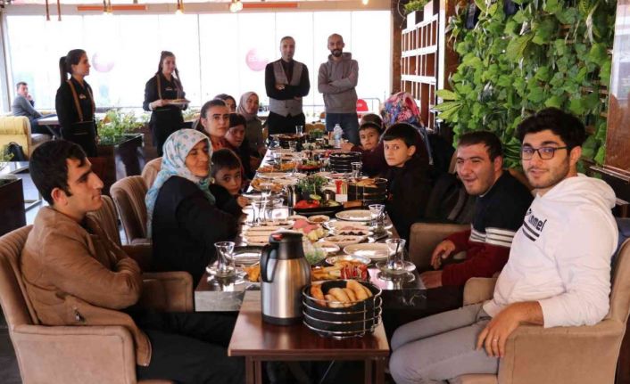 Mekan Kafe Restoran engellileri ağırladı