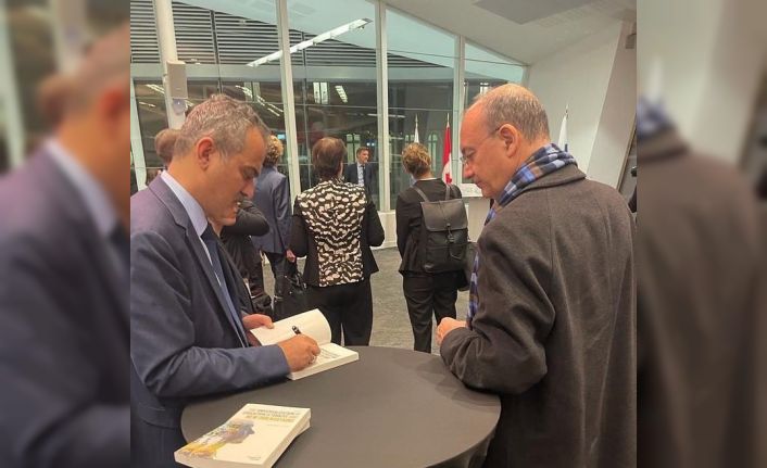 Milli Eğitim Bakanı Özer, OECD Eğitim Bakanlarına kitap hediye etti