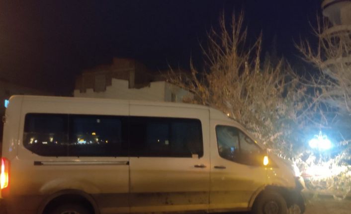 Minibüs ile hafif ticari araç çarpıştı: 1 yaralı