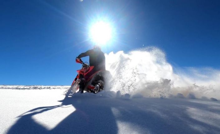 Motosiklet tutkunları karla kaplanan 3 bin rakımda ki Esence’de adrenaline doydu