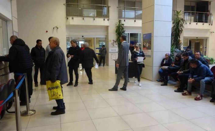 Muğla’da EYT’liler sabahın ilk saatlerinde soluğu SGK’da aldı