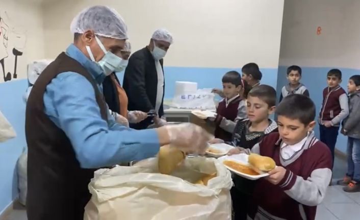 Muradiye’de 4 bin 500 öğrenciye günce 3 çeşit sıcak yemek desteği yüzleri güldürdü